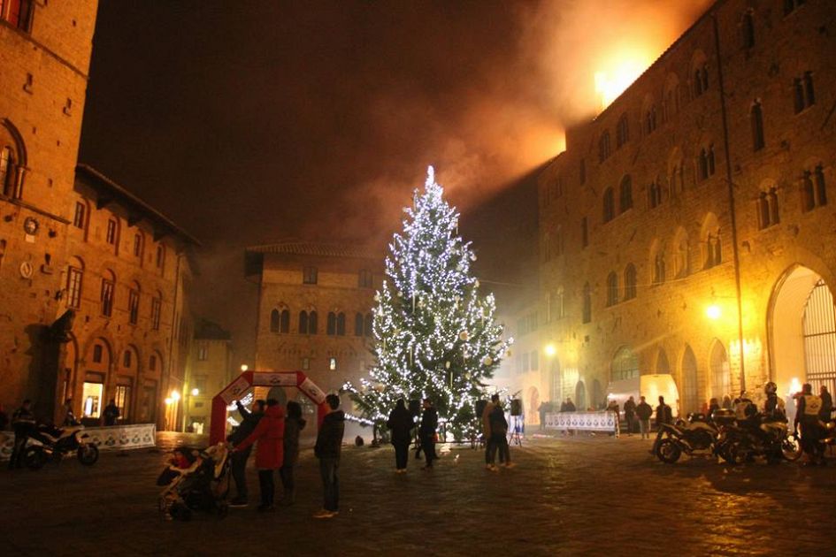 Offer only for you! 1 83 volterra natale albero notte piazza priori